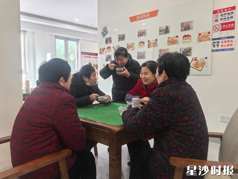 康狮岭社区开展腊八节活动。康狮岭社区供图 康狮岭社区开展腊八节活动。康狮岭社区供图