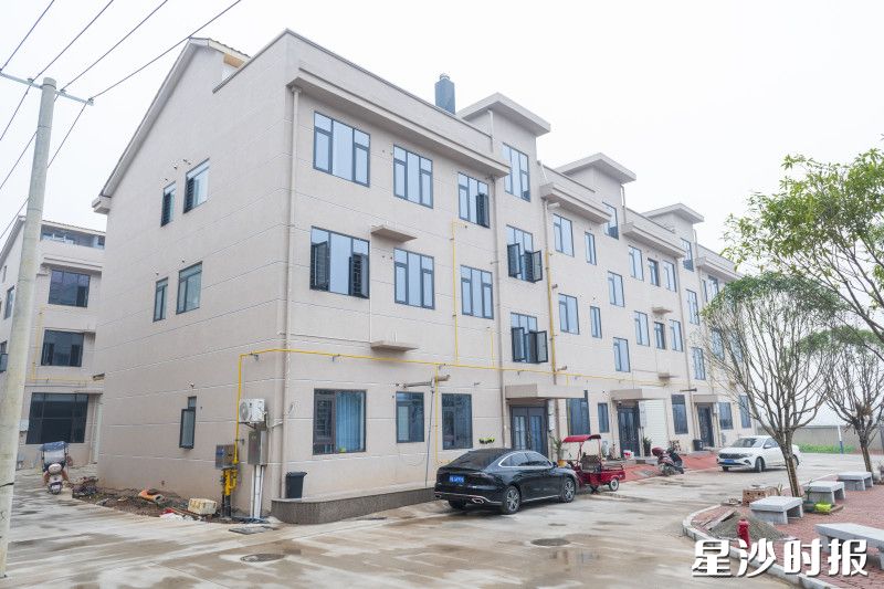 集镇安置区建设即将成为居民新的幸福家园。均为刘思源 摄