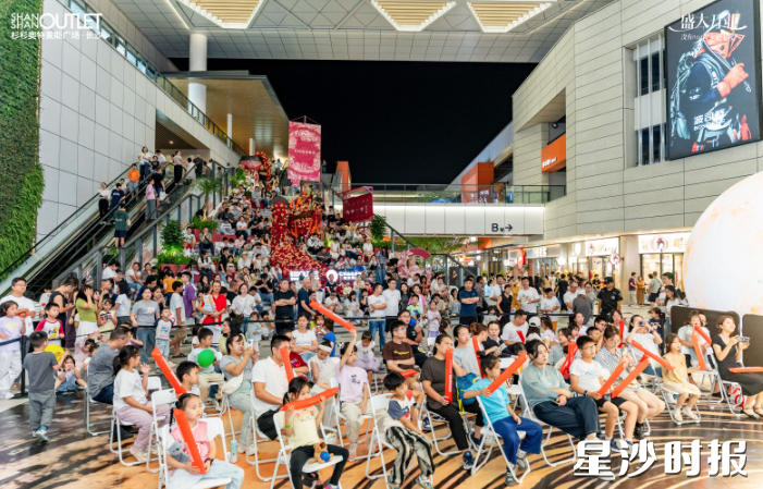 杉杉奥特莱斯开业当日人气火爆。