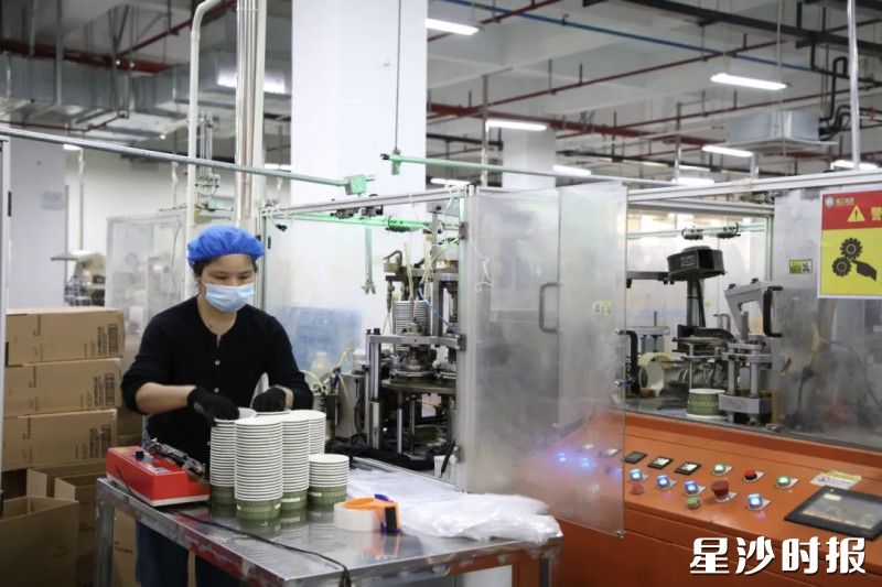 工人在生产车间忙碌。