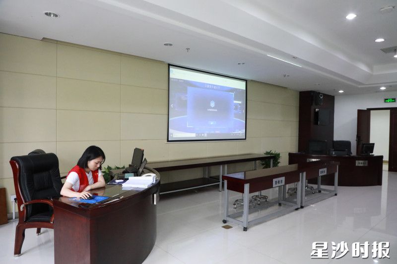 长沙县全面推行“机器管招投标”，修订政府采购细则，以阳光交易维护市场公正。李依露 摄