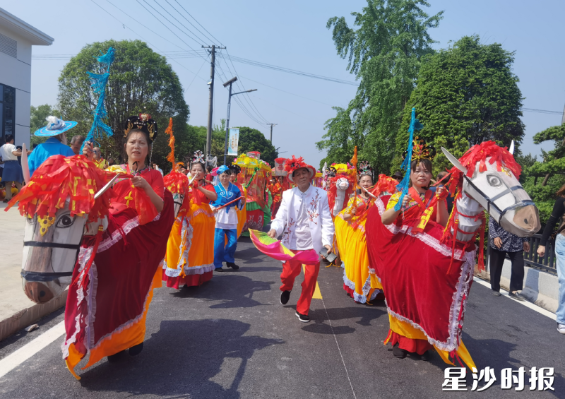周松林（中）在表演竹马。受访者供图
