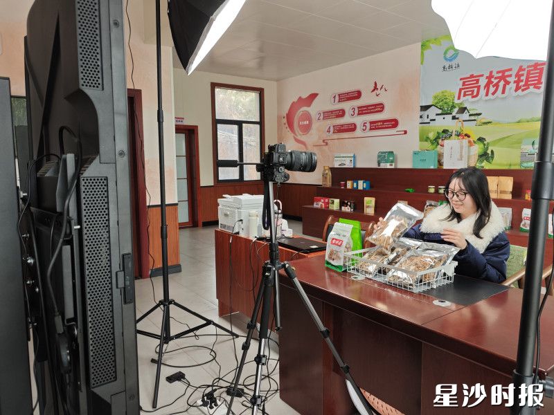 图为驿站内,主播在开展农特产品带货。均为杨源 摄