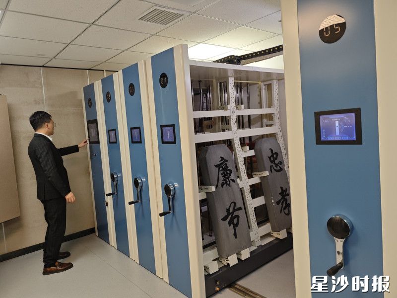 宏瑞文博的文物库房内，工作人员正在操作由该公司开发的智能文物展柜。杨源摄