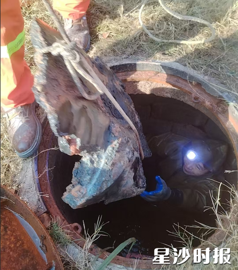 市政工人正在清理管道。