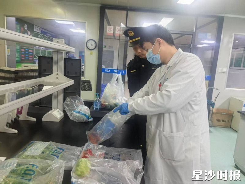 市场内民生快检室每日开展样品检测上百批次。