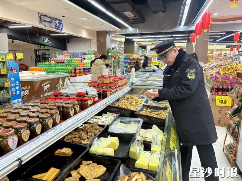 工作人员在商超进行检查。