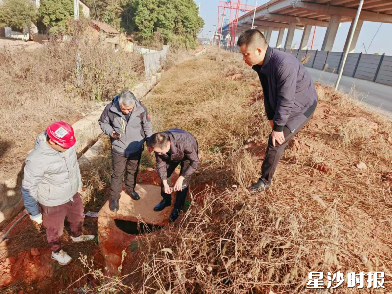 巡查小组检查现场。 巡查小组检查现场。