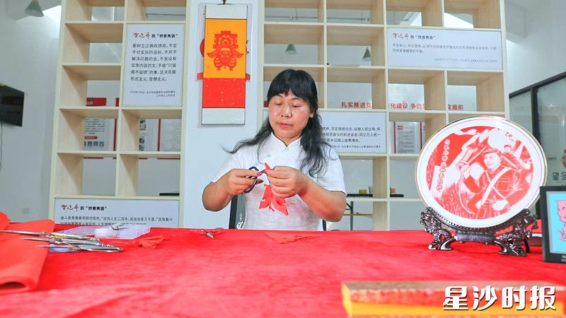 江背镇持续深挖全镇文旅资源，图为非遗剪纸。