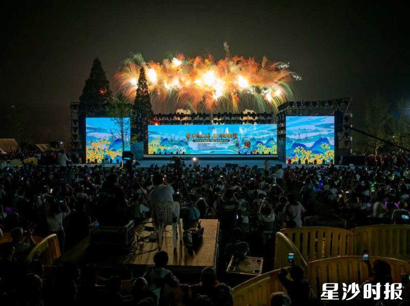 图为全国春季“村晚”活动现场。