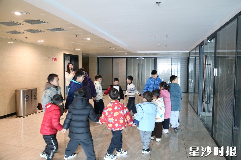 孩子们一起玩游戏,现场充满欢笑。