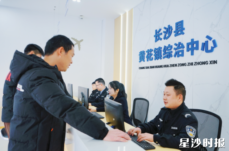 黄花镇综治中心工作人员接待来访群众。黄花镇供图