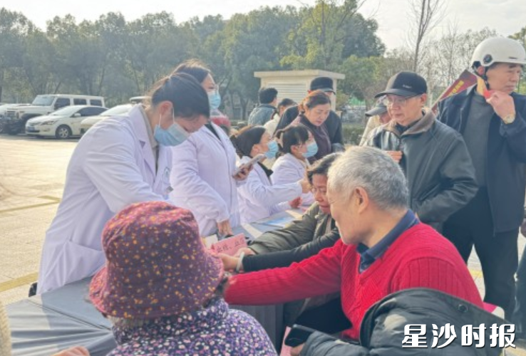 医务人员正在为居民群众义诊。均为曹京汝 摄