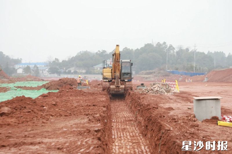 图为施工现场。均为李丹 摄