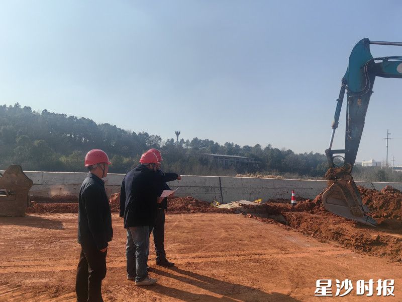 金阳大道施工现场，施工人员在现场进行调度。