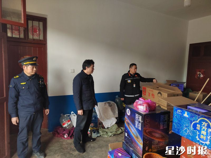 黄花镇应急事务中心工作人员与执法人员现场核查情况。均为黄花镇供图