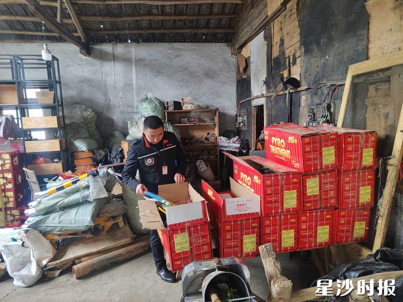 工作人员现场查获烟花爆竹及危险爆炸物品。