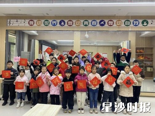 非遗拓印课合影。