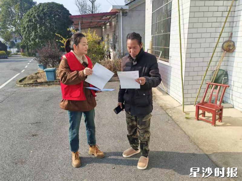 工作人员入户讲解烟花爆竹禁放、防范一氧化碳中毒等知识。