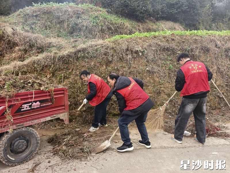 清扫现场。通讯员供图