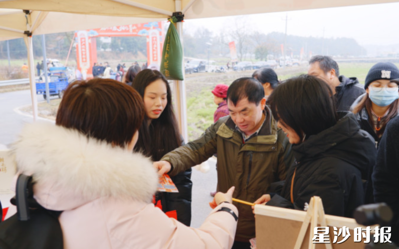 寒冷的天气挡不住市民的消费热情。