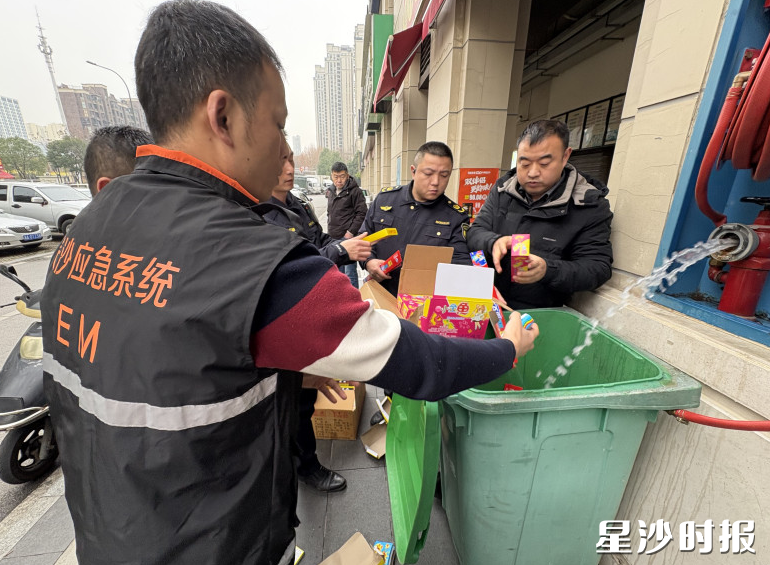 工作人员安全销毁烟花鞭炮。