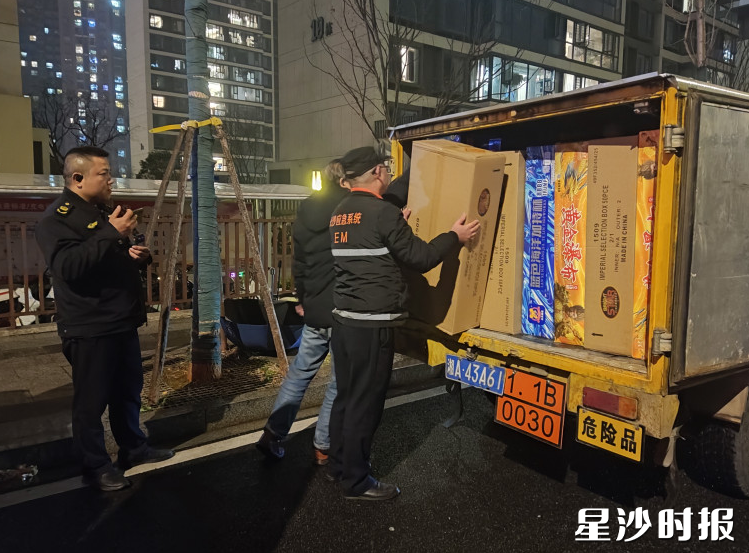工作人员依法暂扣涉案运输车辆及32件烟花爆竹。