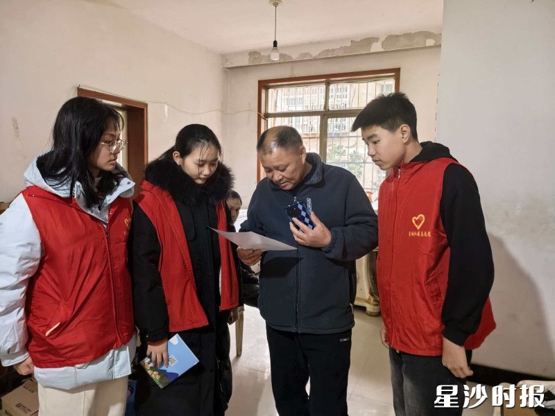 志愿者集中上门居民家中。