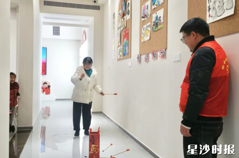 杨梅冲社区开展“益路幸福 暖春共赴”迎新年公益活动。 杨梅冲社区开展“益路幸福 暖春共赴”迎新年公益活动。