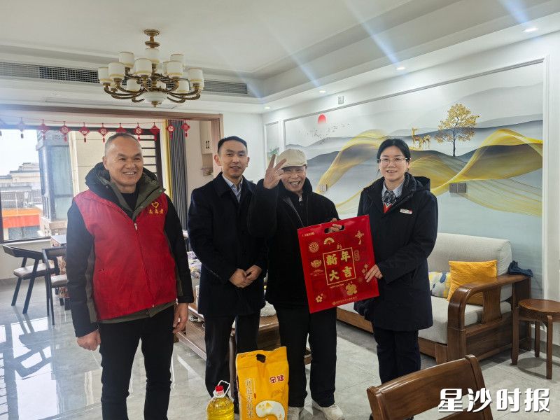 慰问现场。花园村供图