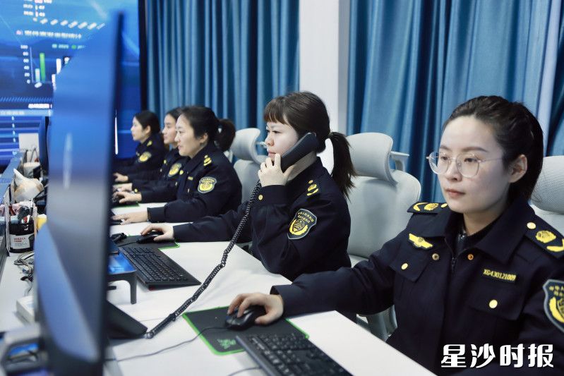 执法调度指挥中心24小时接处群众投诉。刘萍 摄