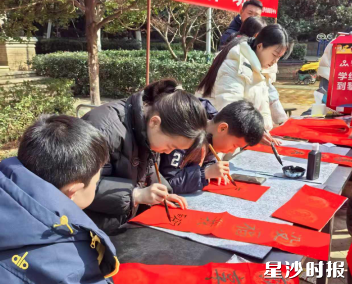 封刀岭社区送“廉”入万家。均为星沙街道供图