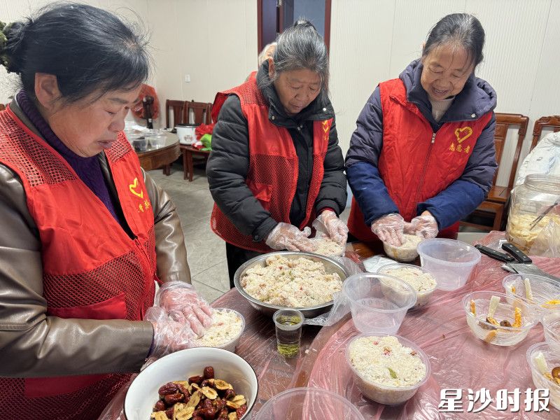 志愿者在制作八宝饭。均为江背镇供图
