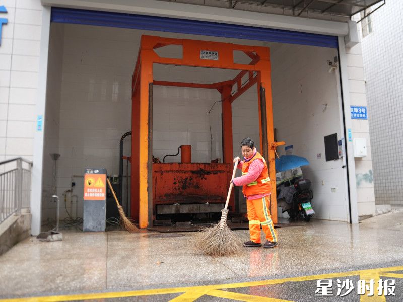 长沙县灰埠3号生活垃圾站守站人员于艳坚守岗位，清扫站点环境。均为杨欣雨 摄