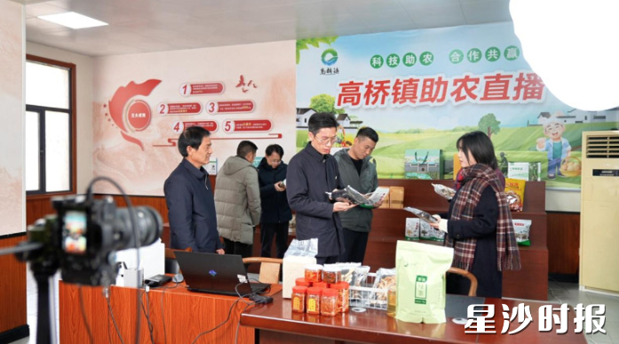 政协委员活动组委员们走访了解产业振兴情况。均为杨源 摄