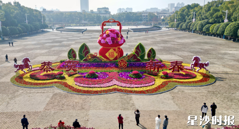 星沙中心广场仿真巨型雕花福袋大气典雅，寓意盛世花开，福满乾坤。胡宇韬 摄