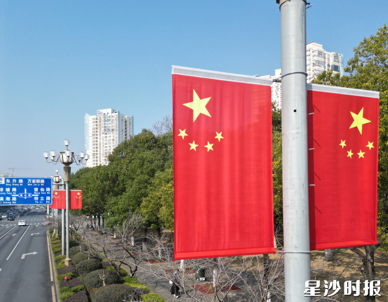 1622面国旗迎风飘扬，将整座城市装点得喜气洋洋。胡宇韬 摄