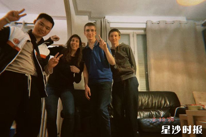 图为潘宇熙与法国学生Julien 以及他家人的合影。