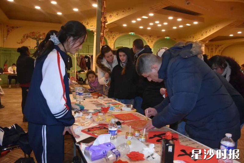 长沙县第一中学学生邀请蒙达尔纪学生和市民体验福字拓印。均为县一中供图