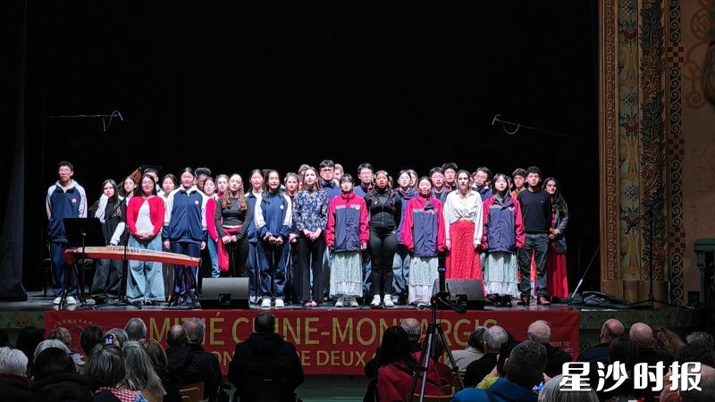 中法学生合唱《茉莉花》《新年好》等4首中文歌曲。