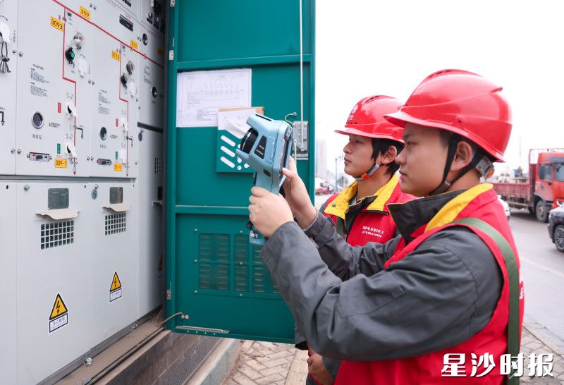 工作人员检修供电设备。