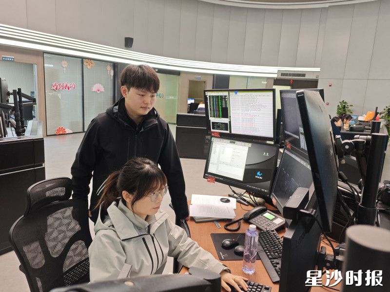 夫妻两人在岗位坚守。杨源 摄