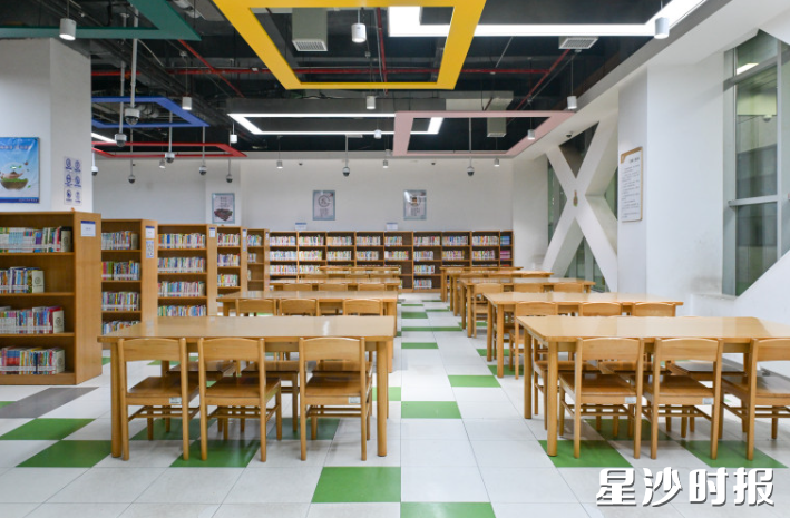 开馆前，图书馆干净整洁。