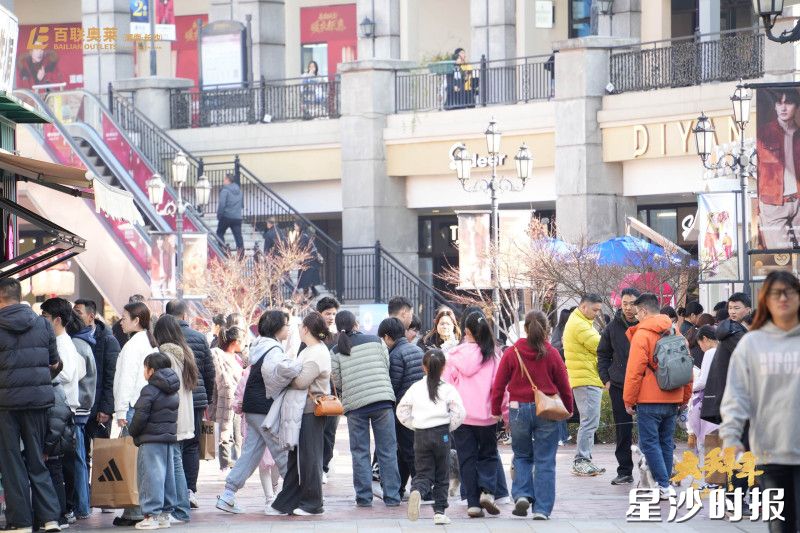 春节期间，长沙百联奥特莱斯推出系列活动，游客络绎不绝。长沙百联奥特莱斯供图