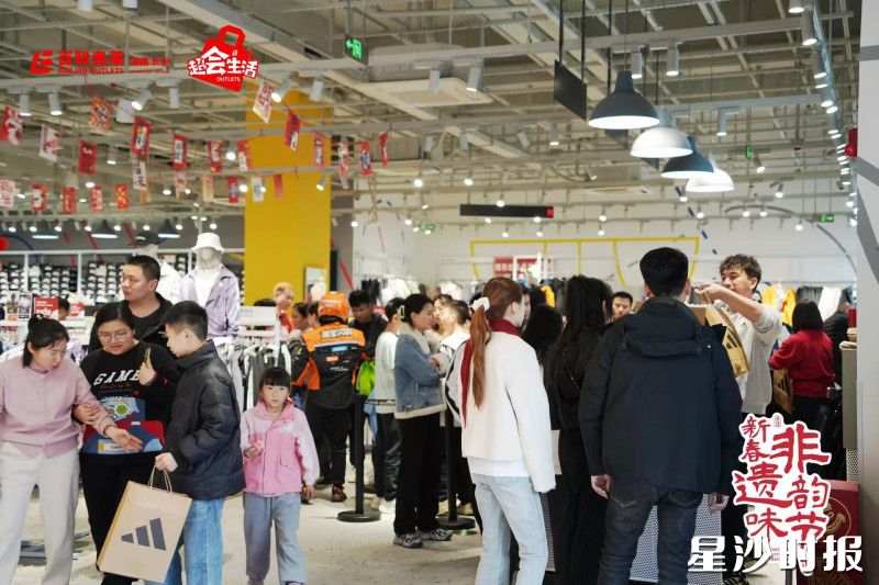 市民游客在长沙百联奥特莱斯选购。长沙百联奥特莱斯供图