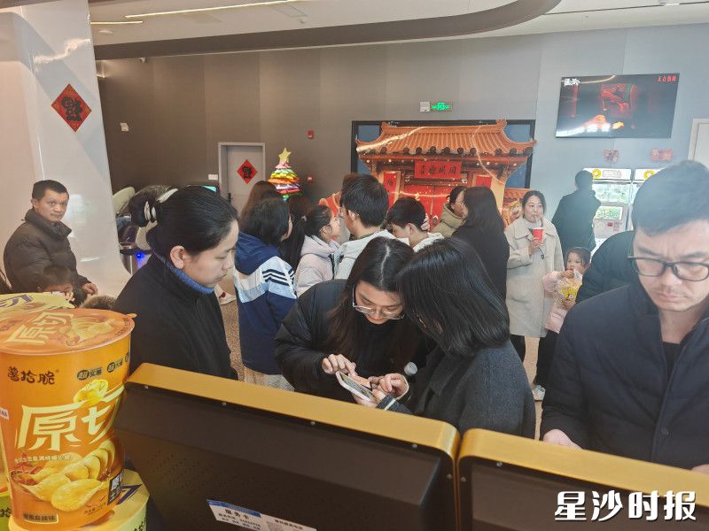 长沙中影航空国际影城内，影迷朋友挑选喜欢的影片。长沙中影航空国际影城供图