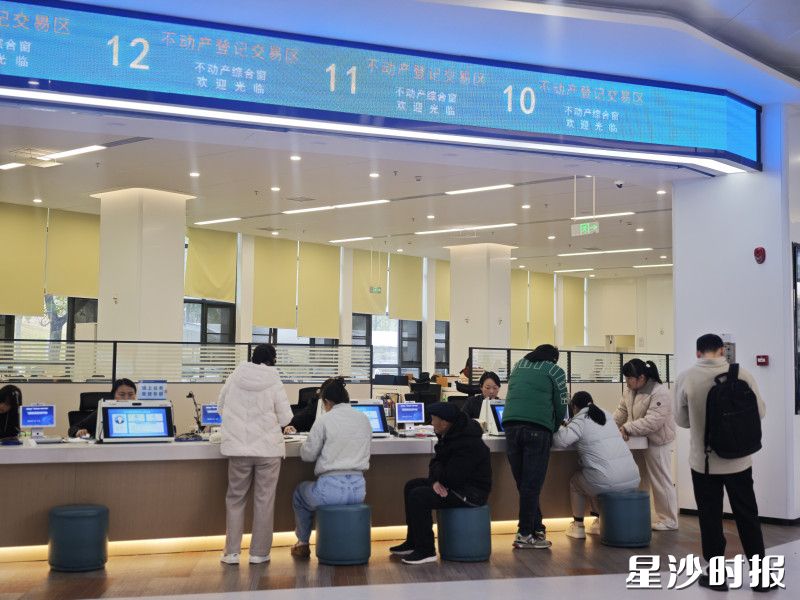 开工首日，不动产登记中心办事大厅内井然有序。县自然资源局供图