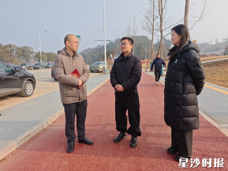 图为县人大代表张明辉(左一)在道路提质改造项目现场走访。杨源 摄 图为县人大代表张明辉(左一)在道路提质改造项目现场走访。杨源 摄