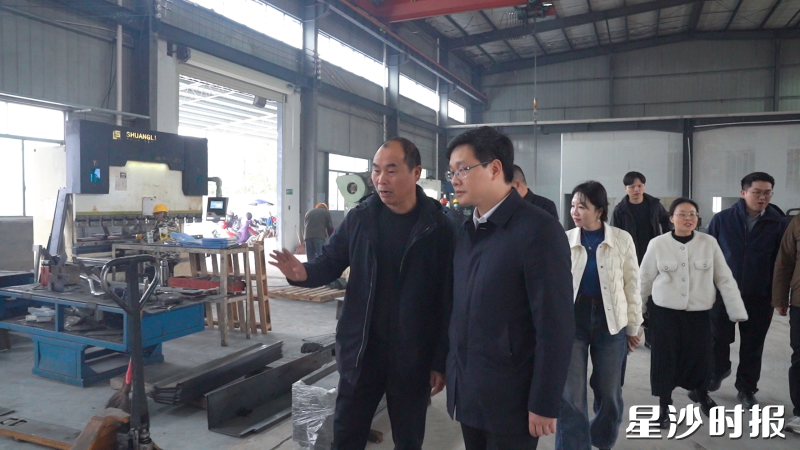 长沙县金井镇党政班子成员扎进生产车间、研发中心和包装一线,用脚步丈量企业的开年春色。均为金井镇供图 长沙县金井镇党政班子成员扎进生产车间、研发中心和包装一线,用脚步丈量企业的开年春色。均为金井镇供图