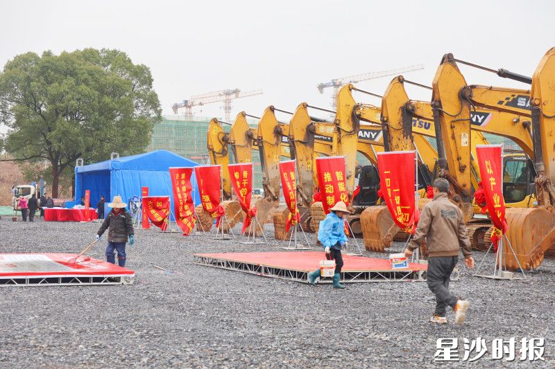 中欧国际智能制造产业园项目的工人们正在为正式开工做最后筹备。柳峥 摄